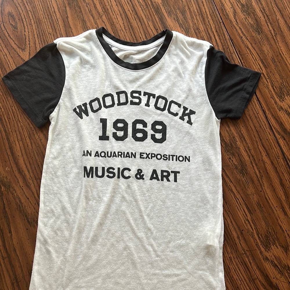Lucky Brand Woodstock graphic tea. Women’s extra small